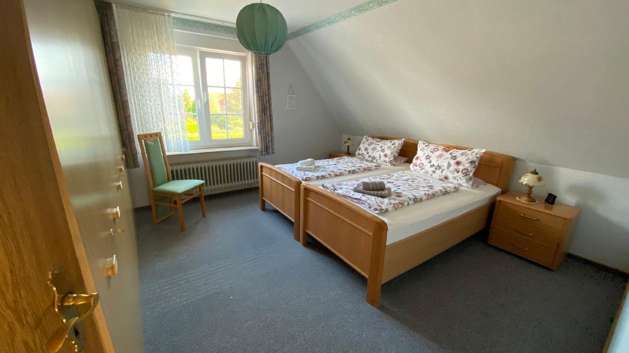 Schlafbereich. 2 Schlafzimmer mit Doppelbett und Schrank Schlafbereich. 2 Schlafzimmer mit Doppelbett und Schrank